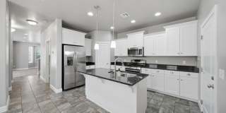 Bright & Spacious 3 bedroom Townhome Gallery 1