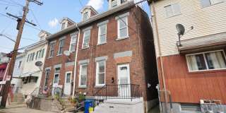 Newly renovated 2 Bed, 1 Bath w/ Bonus Room, Central AC, Laundry - Available September 5th! Gallery 3