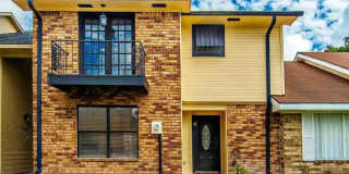 Gorgeous 2 bedroom 2.5 bath townhouse Gallery 1