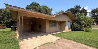 This conveniently located Russellville home Gallery 1