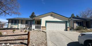 5 bedroom 3 bathroom Sinlge Family House in Aurora Gallery 1