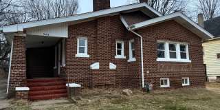 Cozy 2 BR/1 BA with fireplace/full basement! Gallery 1