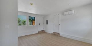 Stylish Santa Monica studio with w/d in unit, and private rear yard. Gallery 10
