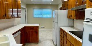 Charming 3 Bedroom, 2 Bath Duplex in Mountain View near Sylvan Park Gallery 1