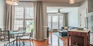 Beautiful & Comfortable 3 Bed 4 Bath End Unit Gallery 4
