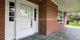 Spacious South Roanoke Home with Lawn Care Included Gallery 7