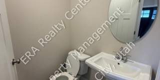 Move-In Bonus!! 3 Bed 2.5 Bath Twin Home in Crescent Hills Gallery 6