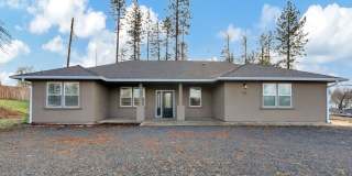 Beautiful 3 Bedroom Home Close to Billie Park in Paradise! Gallery 1