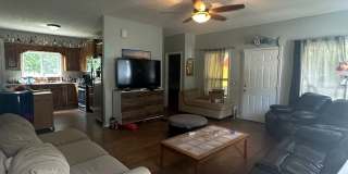 Large 4 Bedroom, 3 bathroom house near Downtown Gallery 9