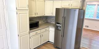 Beautiful 5 bedroom/2.5 bath with large yard Gallery 14