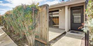 GREAT END UNIT, IMMACULATE SINGLE STORY, WITH LAMINATE FLOORING THROUGH OUT... 2 BEDS/1.5 BATH Gallery 1