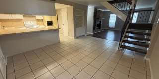 SPACIOUS COZY TOWNHOME IN GATED COMMUNITY Gallery 8