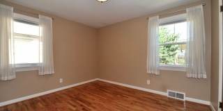 Charming 2 bed 1 bath bungalow with 2nd living room Gallery 22