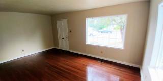 Bright two bedroom Home with a Covered Back Deck Bright two bedroom Home with a Covered Back Deck Gallery 4