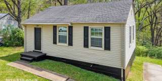 Charming 2BR Cottage Near Downtown Clarksville Gallery 3