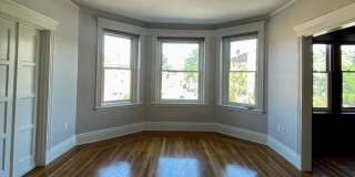 Nice 3 bed in Brookline Gallery 4