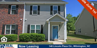 Beautiful 3 BD/2 BA End Unit Townhome in Leland Gallery 1
