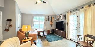 New 2 bedroom duplex, 2 car garage, quiet neighborhood, all appliances Gallery 4