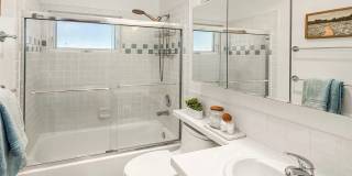 Top-Floor Corner Condo with Spectacular Views of the Space Needle & TWO Parking Spaces Gallery 12