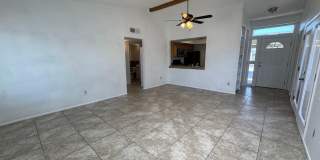 Bright & Spacious 2 Bedroom Condo with Vaulted Ceilings in Phoenix Gallery 5