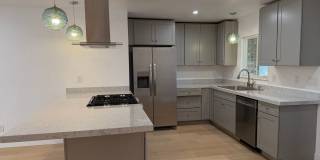 Fully Remodeled 3 Bedroom/ 2 Bathroom Duplex w/ Modern Finishes & Private Yard! Gallery 4