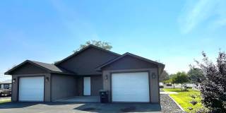 Spacious 2-Bedroom, 2-Bathroom Duplex – Ideal Location! Gallery 1