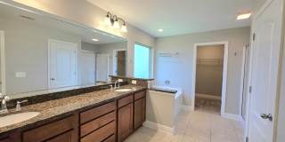 Spacious 3-Bedroom Home - Stonechase Gallery 12
