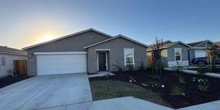 **Beautiful 4 Bedroom, 3 Bathroom Home for Rent!** Gallery 1