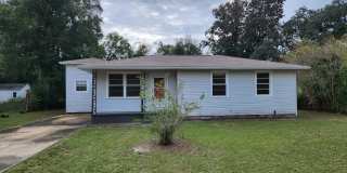 205 Henry Street Pensacola, FL 32507 MOVE IN SPECIAL: HALF OFF first full month of rent!!! Gallery 5