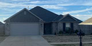 BEAUTIFUL FAYETTEVILLE HOME - CLOSE TO ALL SCHOOLS - FENCED IN YARD Gallery 1