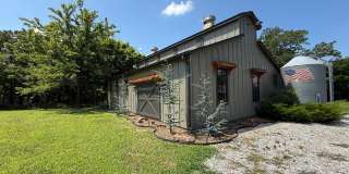 Uniquely charming lake house 2bd 2ba Gallery 1