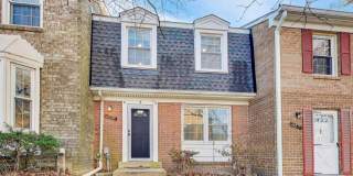 Nicely Remodeled 3 bed / 3.5 BATH's - 3 level brick TH in sought after Columbia on a premium lot Gallery 1
