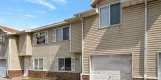 Spacious 4 Bedroom Townhome in SLC w 1 car garage Gallery 1