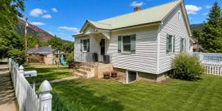 PET-FRIENDLY DOWNTOWN HOME | 3BR/2BA | FLEXIBLE 2-LEVEL LIVING | LARGE YARD Gallery 1