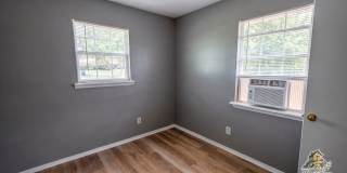 Welcome to Your Cozy, Comfortably Updated Cottage! Gallery 1
