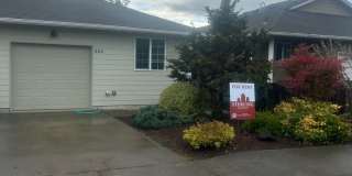 (870) College Street Duplex - 4 Bedroom / 2 Bathroom Gallery 1