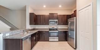 Modern 3BR/2.5BA Townhome with Pool Access & Deposit-Free Living! Gallery 7