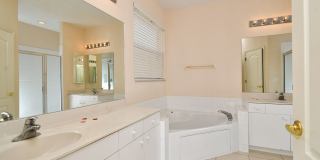 2 Bedroom with Den and Garage. Over !800 Sq. Ft under air Gallery 28