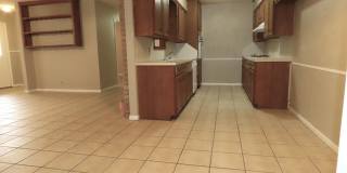 South Tyler! 3 Bedroom, 2 Bath Duplex w/Garage Gallery 8