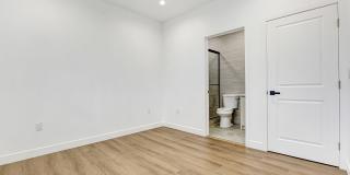 5346 1/2 Oakland Street Gallery 27