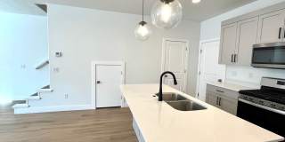 Townhome in Woodland Estates - Pool Access Gallery 8