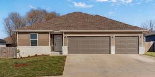 4 Bedroom | 2 Bathroom | 3 Car Garage| Republic MO | Fenced Backyard! Gallery 1