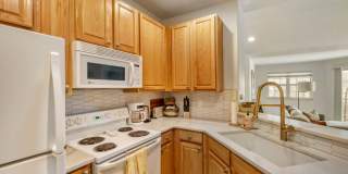 Top-Floor Serenity: Bright & Modern Fully Furnished Boulder Retreat Gallery 15