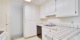 Top Floor Unit - Balcony - Elevator Access - Community Pool & Tennis Court Gallery 16
