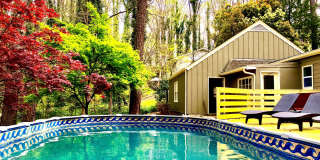 FURNISHED: Modern 6 Bdrm (7 beds) Home with BBQ, Foosball, HotTub & Private Pool - Close To Airport&Downtown Gallery 42