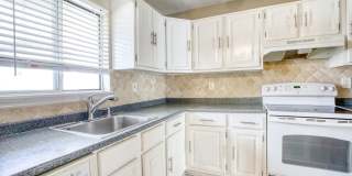 Lovely 2 bed 1.5 bat Condo is quiet Stamford Neighborhood Gallery 3