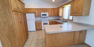 5 Bedroom, 3 Bath - Triple Garage - Fenced yard Home Gallery 1