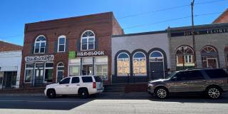 27 W Oak St Gallery 1
