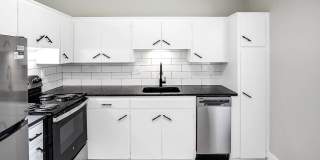 Top-Floor 2-Bedroom Apartment with Vaulted Ceilings! Gallery 4