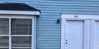 4 bedroom 2.5 bathroom Townhouse Gallery 1